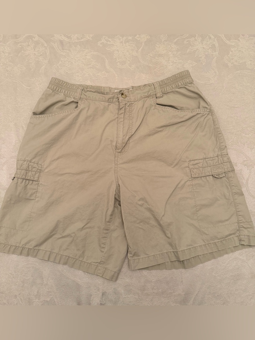 Vintage Columbia Women’s Cargo Shorts Beige 8 Inch Inseam Size 8 FLAWS
